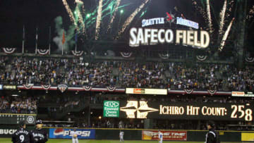 SEATTLE, UNITED STATES: Seattle Mariner Ichiro Suzuki reaches first base with a single as the stadium erupts to celebrate his 258th and record-breaking hit during the third inning of play against the Texas Rangers, 01 October of 2004. The record was previously held by George Sisler during the 1920 season. AFP PHOTO by Dan Levine (Photo credit should read DAN LEVINE/AFP via Getty Images)