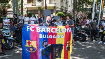 Un fan avec une bannière avec une photo de Lionel Messi pendant une célébration. 