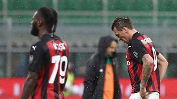 I calciatori del Milan dopo la sconfitta col Sassuolo