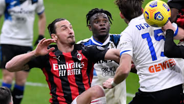 Uno scontro di gioco tra Ibrahimovic e Duvan Zapata 