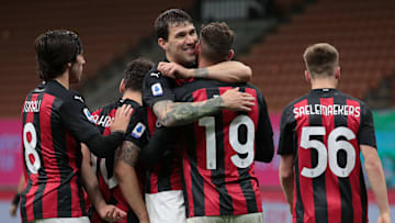 Alessio Romagnoli abbraccia Theo Hernandez