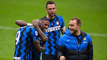 Young abbraccia Lukaku dopo un gol Young abbraccia Lukaku dopo un gol