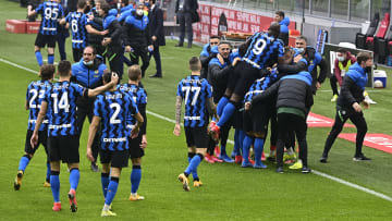 L'Inter festeggia una delle tre reti al Milan 