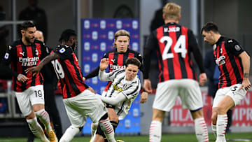 Federico Chiesa dikerubungi pemain Milan. Juventus menang 3-1 di pertandingan ini