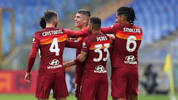 L'esultanza della Roma dopo il gol di Mancini contro il Genoa 