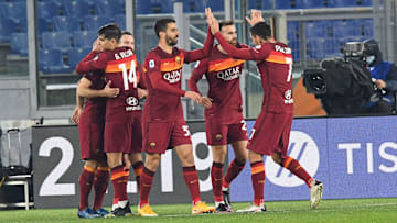 L'esultanza di gruppo della Roma