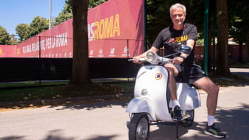 José Mourinho, in Vespa, a Trigoria