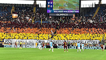 La coreografia dei tifosi della Roma nell'ultimo derby