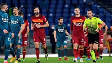 Guida mentre assegna il rigore al Milan