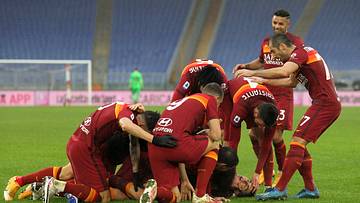 I giocatori della Roma festeggiano il goal di Mancini nel 2-2 contro l'Inter I giocatori della Roma festeggiano il goal di Mancini nel 2-2 contro l'Inter