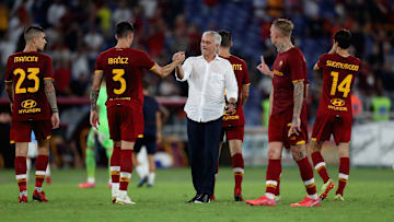 Mourinho si complimenta con la squadra 
