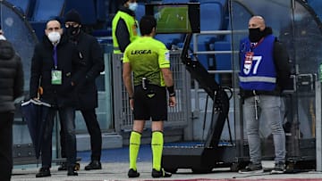 L'arbitro Maresca al Var durante Roma-Sassuolo L'arbitro Maresca al Var durante Roma-Sassuolo