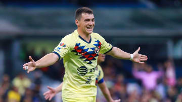 Federico Viñas festeja un gol en un partido entre América y Atlas.
