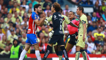 Jugadores de Chivas y América se encaran.