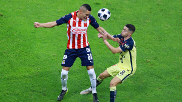 Jugadores de Chivas y América en la pelea de un balón.