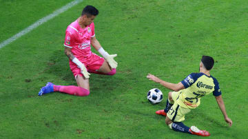 El portero Raúl Gudiño achicando un balón a Henry Martin.
