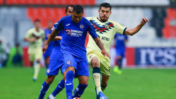 Jugadores de Cruz Azul cubren un balón ante la marca de Henry Martin.