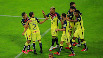 Jugadores del América celebran un gol.