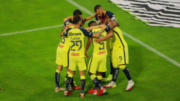 Jugadores del América celebran un gol.