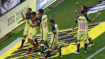 Jugadores del América celebra un gol.