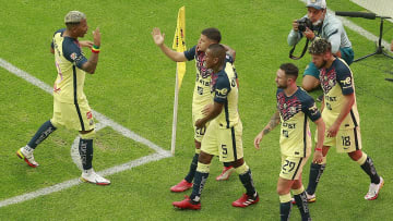 Jugadores del América celebran un gol.
