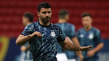 El Kun Agüero calentando la copa América
