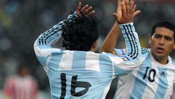 Argentina's Sergio Aguero (C) celebrates
