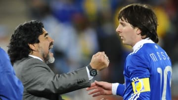 Messi y Maradona, los dos mejores jugadores argentinos de la historia del fútbol.