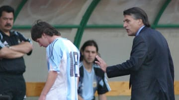 Argentine's Lionel Messi (C) is comforte - Messi ya vio la roja ante Hungría en su debut con la Mayor.