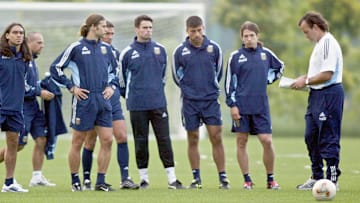 Bielsa dando instrucciones a Pablo Cavallero, Marcelo Bielsa, Diego Simeone, Juan Pablo Sorin, Mauricio Pochettino, Diego Placente, Walter Samuel