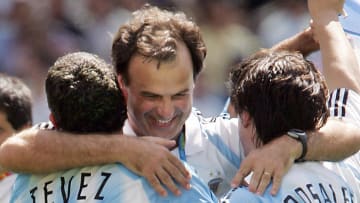 Marcelo Bielsa y el abrazo a los futbolistas más determinantes de la final.