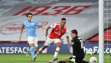 Aubameyang bate a Ederson en un encuentro entre Arsenal y Manchester City