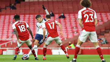 Arsenal v Tottenham Hotspur - Premier League - Lamela ya está practicando la rabona que se metió en el arco del Arsenal.