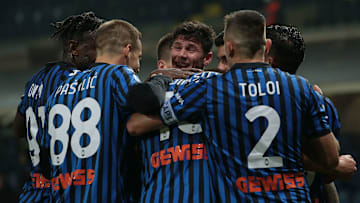 L'abbraccio dell'Atalanta dopo il successo contro il Napoli 