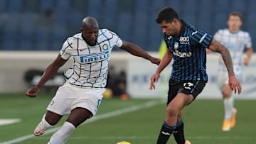 Uno scontro di gioco tra Lukaku e Romero 