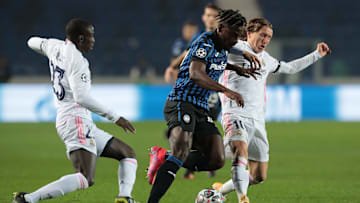 Duvan Zapata lotta con Modric e Mendy 