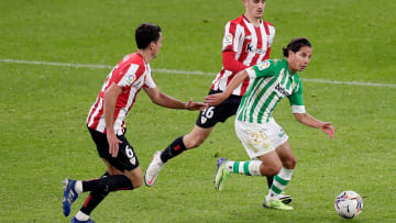 Diego Lainez controla el balón ante la marca de dos jugadores.