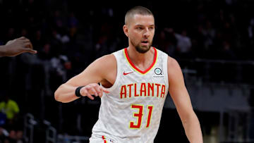 El veterano alero Chandler Parsons sufrió una grave lesión tras verse parte de un choque