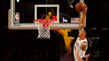 Danny Green en una acción de juego en la temporada NBA 2019 entre Atlanta Hawks y Los Angeles Lakers