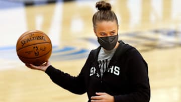 Becky Hammon formó parte del cuerpo técnico que trabajó con Gregg Popovich en los Spurs en 2021