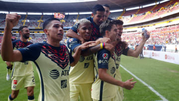 Jugadores del América celebran un gol.