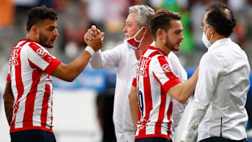 Alexis Vega y Ricardo Angulo estrechan la mano con Víctor Manuel Vucetich y Carlos Barra.