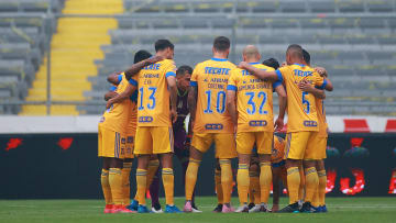 Jugadores de los Tigres UANL previo a un partido.