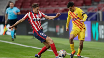 Pedri disputando un balón con Marcos Llorente
