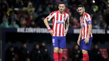 Saúl y Koke antes de lanzar una falta