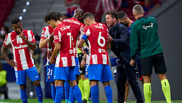 Diego Pablo Simeone le da indicaciones a sus dirigidos en todo momento.