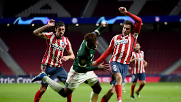 Giménez y Savic frenan a Zé Luis durante el Atlético de Madrid - Lokomotiv
