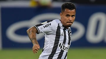 Allan abre o meio-campo alvinegro