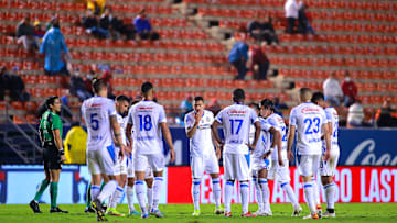 Jugadores de Cruz Azul en un partido ante el Atlético San Luis.
