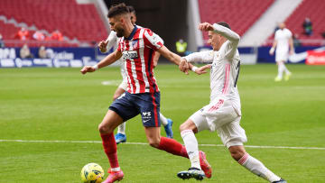 Carrasco controla un balón ante la marca de Lucas Vázquez.